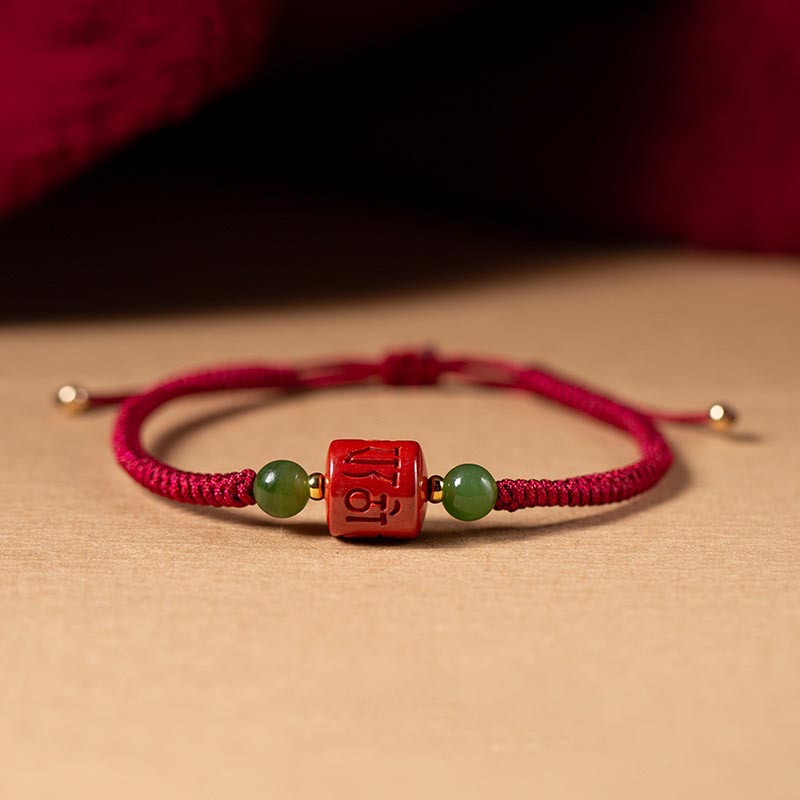 Rotes Armband mit grünen Jadekugeln und Om-Symbol elastisch.