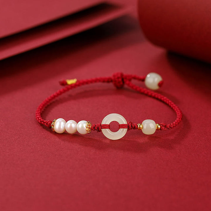 Rotes Armband mit Perlen und Jade-Anhänger elegantes Design