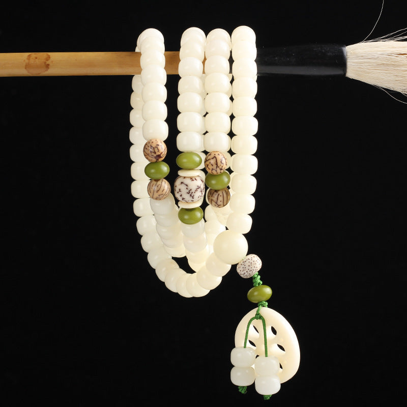 Weiße Jade Mala 108 Perlen Bodhi Armband mit grünen Akzentperlen.