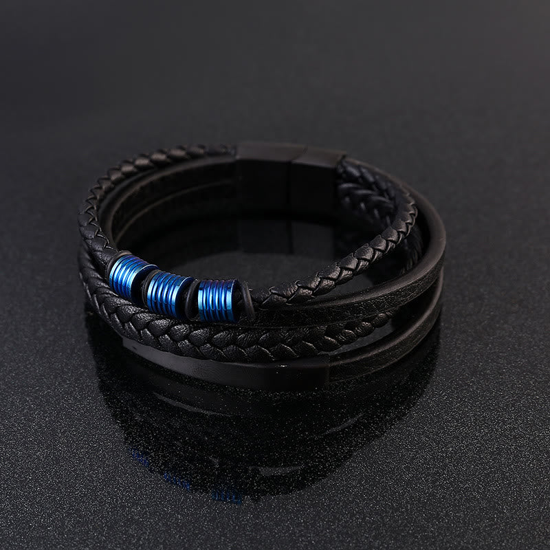 Schwarzes geflochtenes Lederarmband mit blauen Magnetringen elegant.