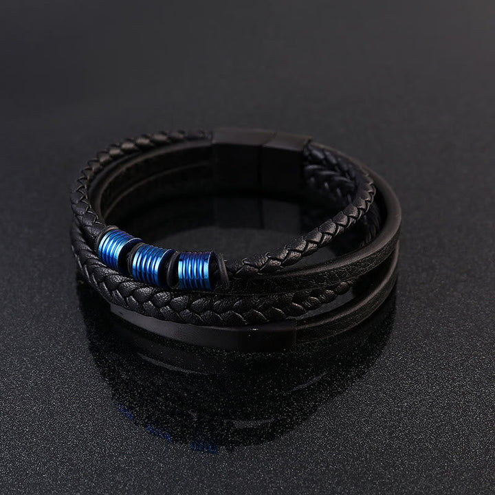 Schwarzes geflochtenes Lederarmband mit blauen Magnetringen elegant.