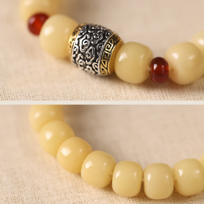 Bodhi-Armband mit cremefarbenen Perlen und roten Akzenten, silberner Verschluss.