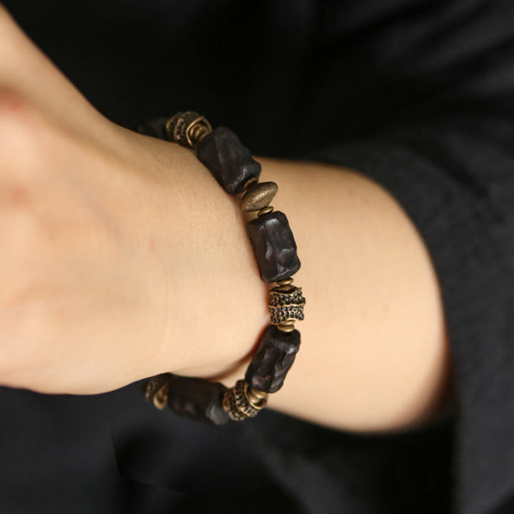 Armband Kupfer Ebenholz am Handgelenk getragen schwarze Perlen elegant