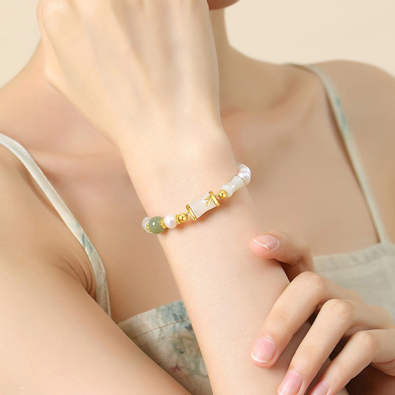 Armband 925 Silber Weiße Jade Bambus elegantes Design am Handgelenk getragen