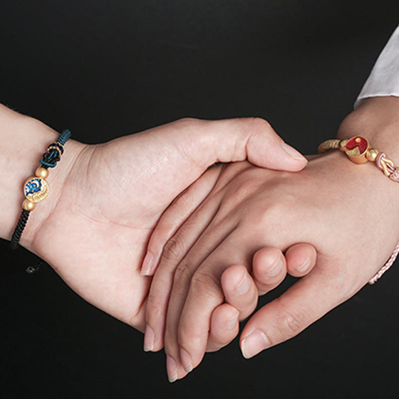 Armband Paar – Glück mit blauen und roten Steinen elegant getragen.