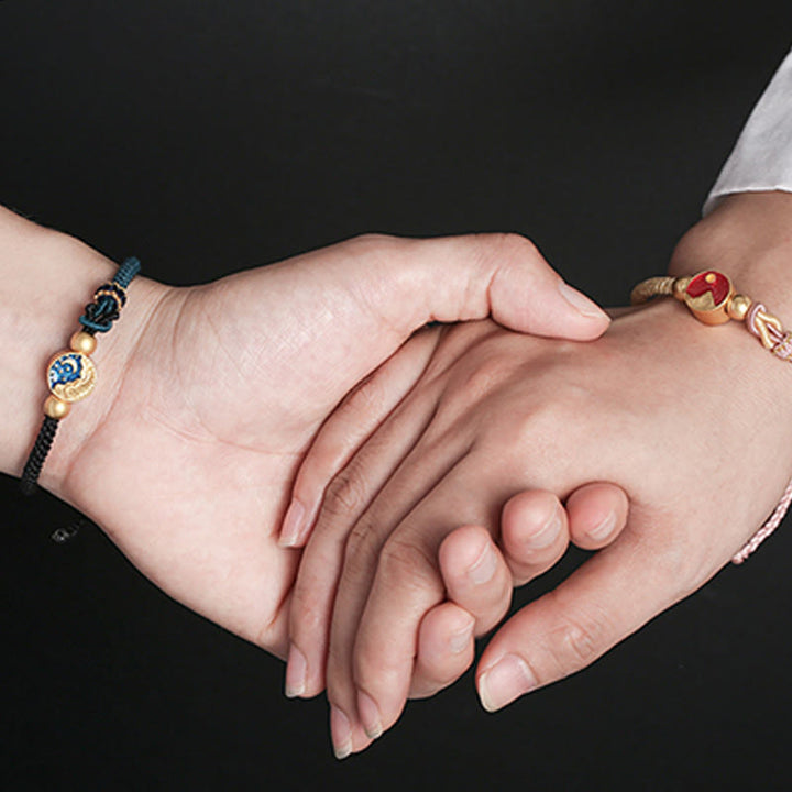 Armband Paar – Glück mit blauen und roten Steinen elegant getragen.