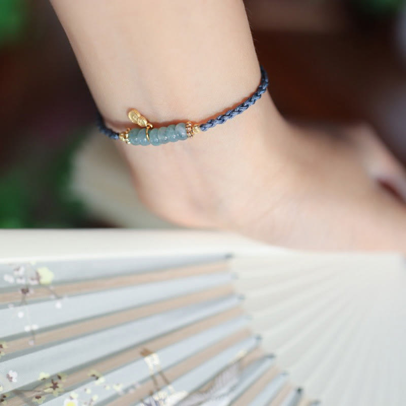 Jade Armband 925 Silber mit blauem Strang elegant am Handgelenk getragen