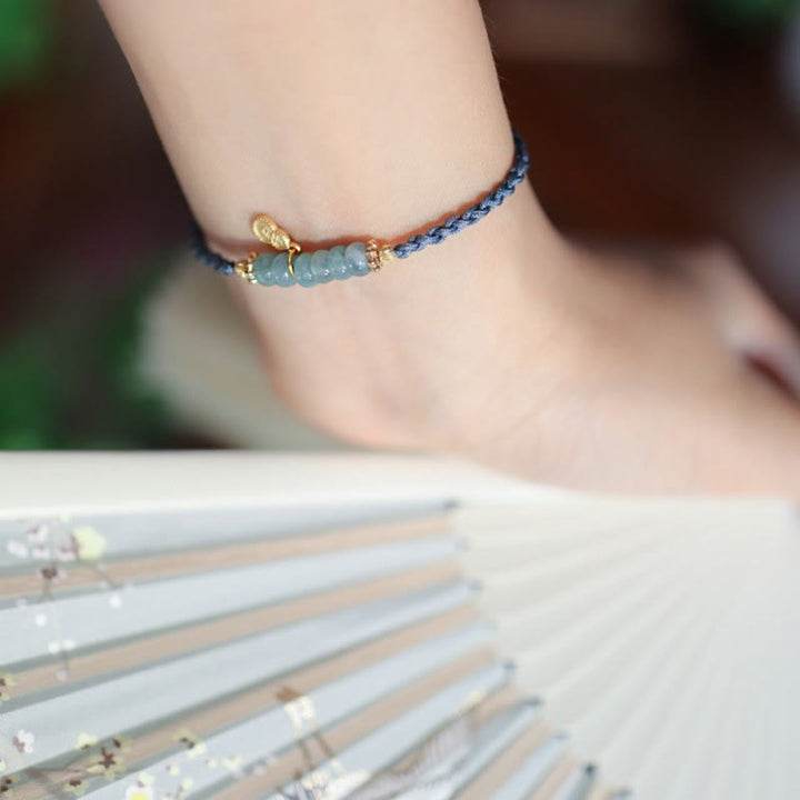 Jade Armband 925 Silber mit blauem Strang elegant am Handgelenk getragen