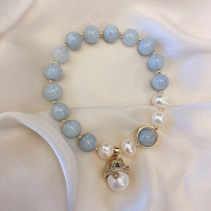 Armband Aquamarin Perle Katze am Handgelenk, hellblau Naturstein Perlen goldfarben