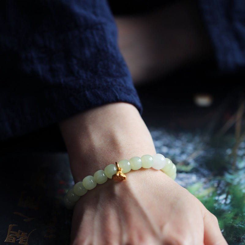 Jade Lotus Armband am Handgelenk, helles Grün, goldener Verschluss elegant