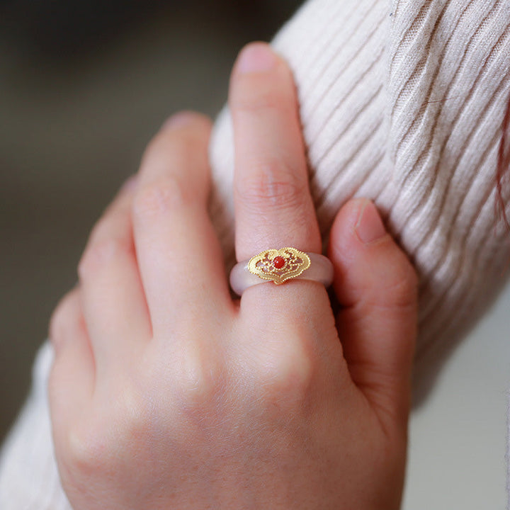 Goldener Ring mit rotem Stein getragen für Glück Schutz