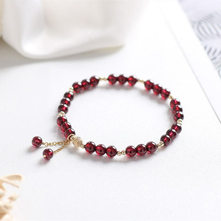 Armband Granat – Ruhe mit roten Granaten und Goldperlen Flatlays