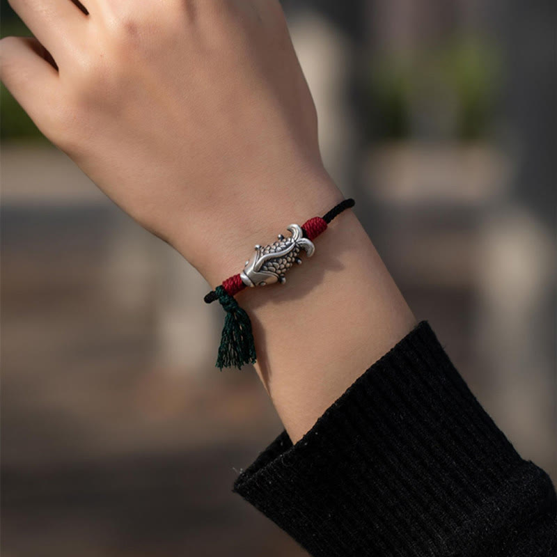 Armband 925 Silber Koi Fisch – Glück am Handgelenk mit roten grünen Quasten