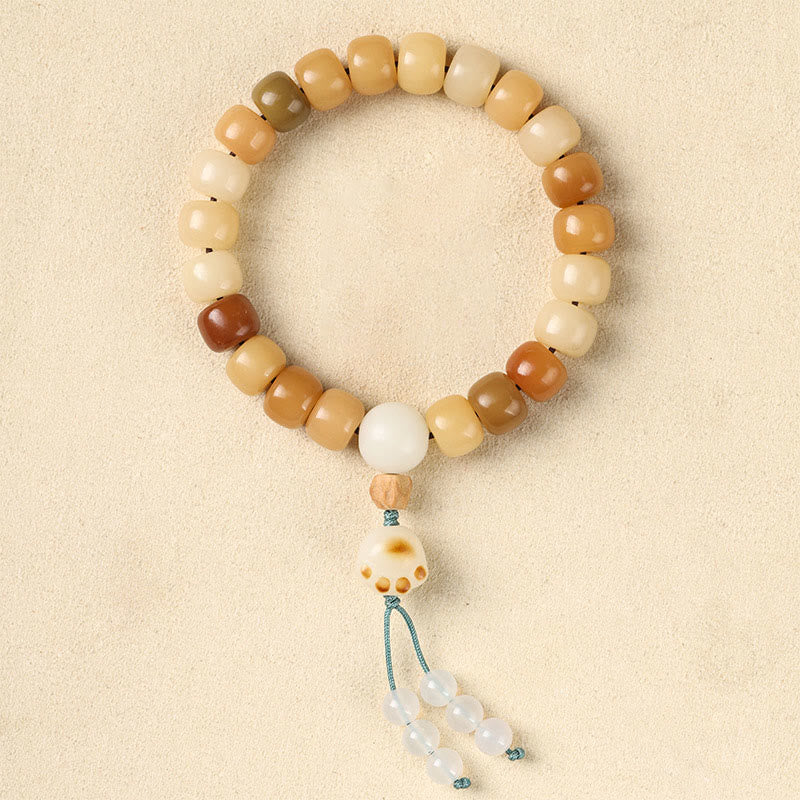 Bodhi-Samen Armband mit Om-Anhänger auf beigem Hintergrund