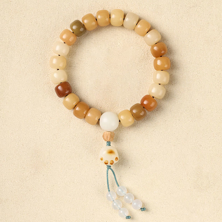 Bodhi-Samen Armband mit Om-Anhänger auf beigem Hintergrund