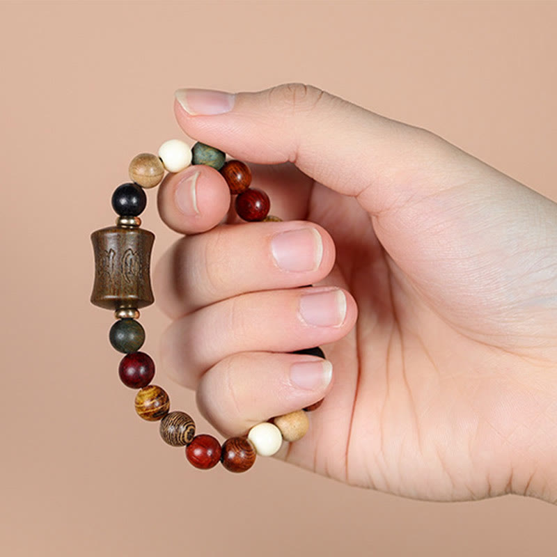 Armband Sandelholz Om Mani Padme Hum in Hand mit bunten Natursteinen