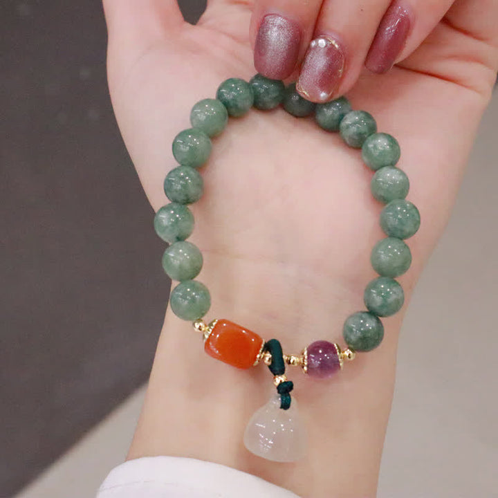 Armband Cyan Jade Amethyst Lotus Heilung Frieden am Handgelenk getragen