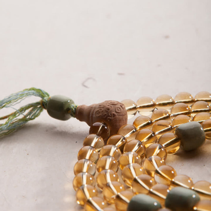 Mala Armband mit Sandelholz Perle und grünem Quast elegant arrangiert.