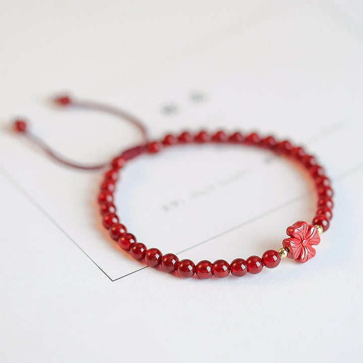 Rotes Achat Armband mit Kleeblatt Charm elastisch getragen Naturstein