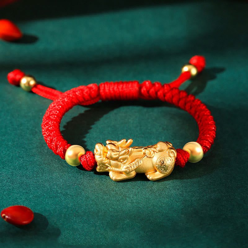 Rotes Seidenschnur Armband mit goldenem Pixiu Wohlstandssymbol.