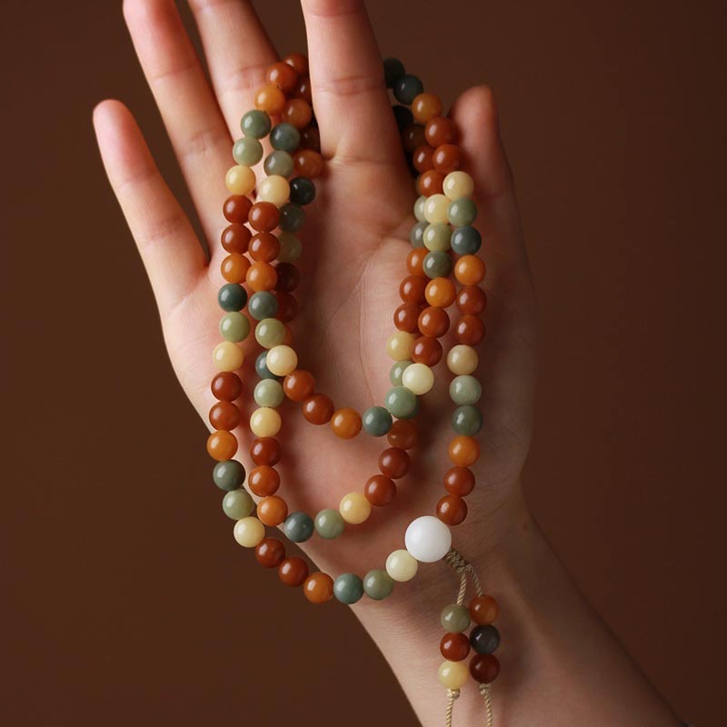 Mala Bodhi Harmonie Kette am Handgelenk getragen Naturstein Perlen bunt