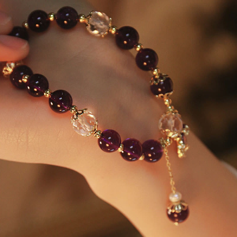 Amethyst Armband mit Gold-Perlen am Handgelenk eleganter Naturstein