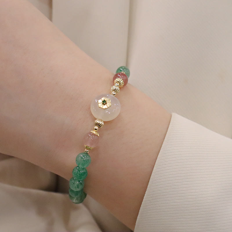 Armband Erdbeerquarz Balance Naturstein Perlen elegant am Handgelenk getragen