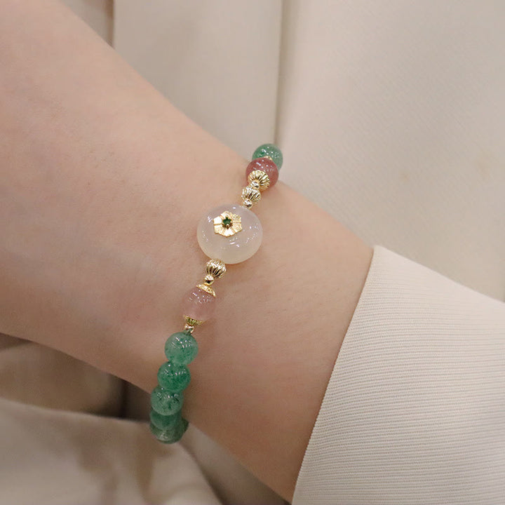 Armband Erdbeerquarz Balance Naturstein Perlen elegant am Handgelenk getragen