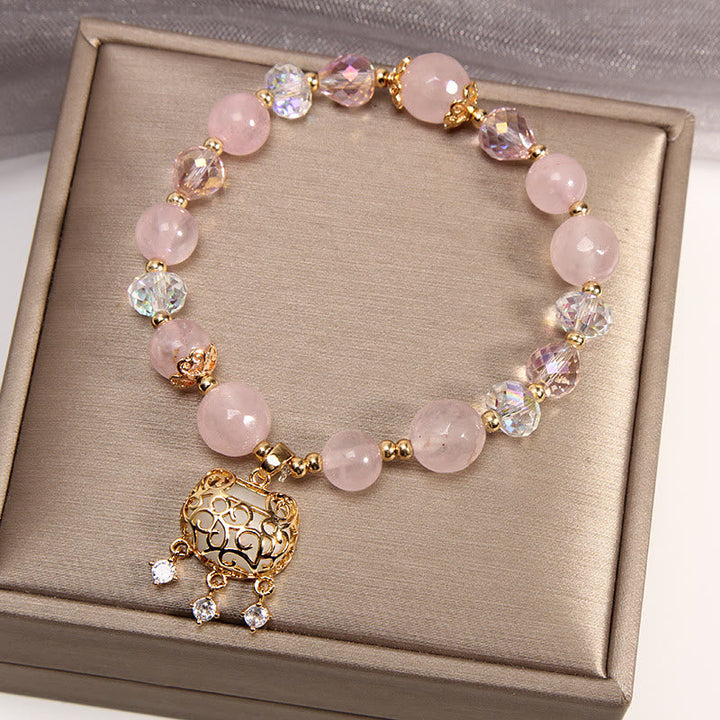 Rosenquarz Kristall Armband mit goldfarbenen Perlen und Anhänger.