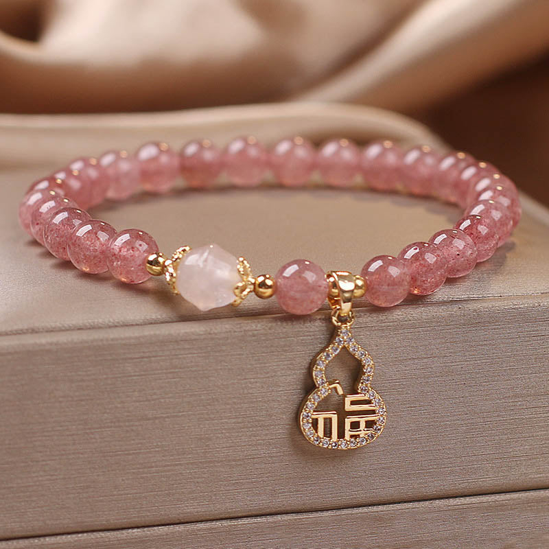 Armband Erdbeerquarz Fu-Zeichen rosé Perlen Naturstein elegant getragen