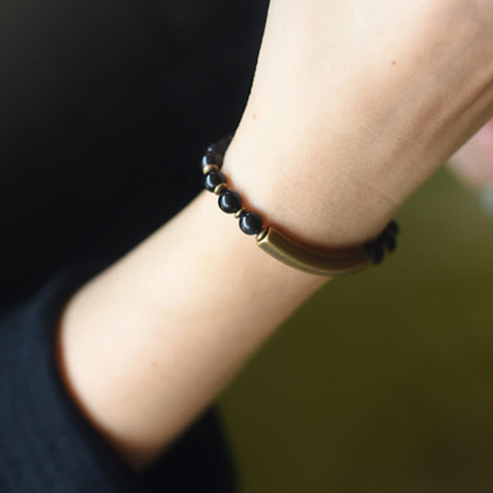 Armband Schwarzer Obsidian Kristall Paar am Handgelenk getragen Nahaufnahme