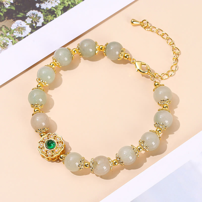 Jade Armband mit goldenen Perlen und grünem Stein Anhänger.