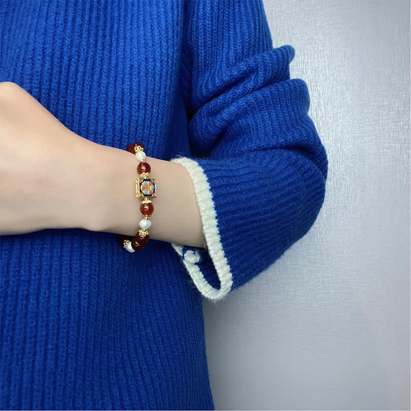 Armband Roter Achat Perle mit goldenen Elementen am Handgelenk getragen