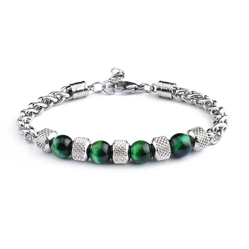 Silbernes Armband mit grünen Tigeraugen-Perlen und Metallperlen Nahaufnahme.