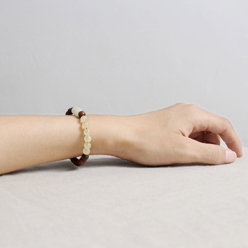Armband Sandelholz Jade am Handgelenk getragen Glück Fülle elastisch