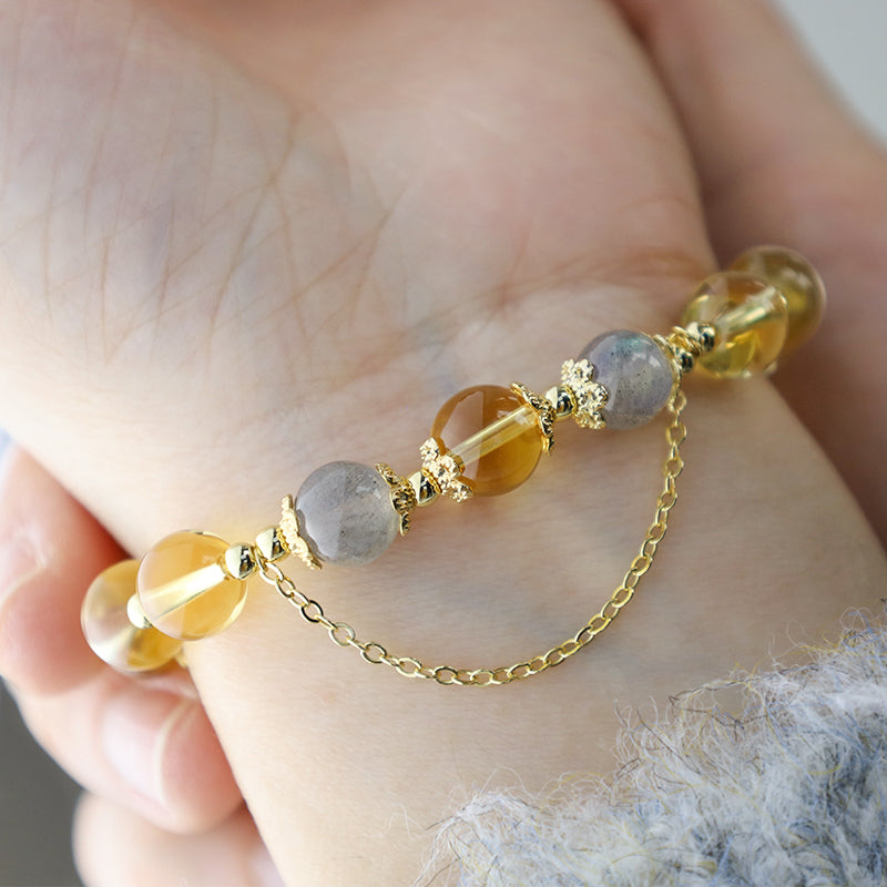 Armband Citrin Mond – Energie Naturstein golden elegant Handgelenk getragen