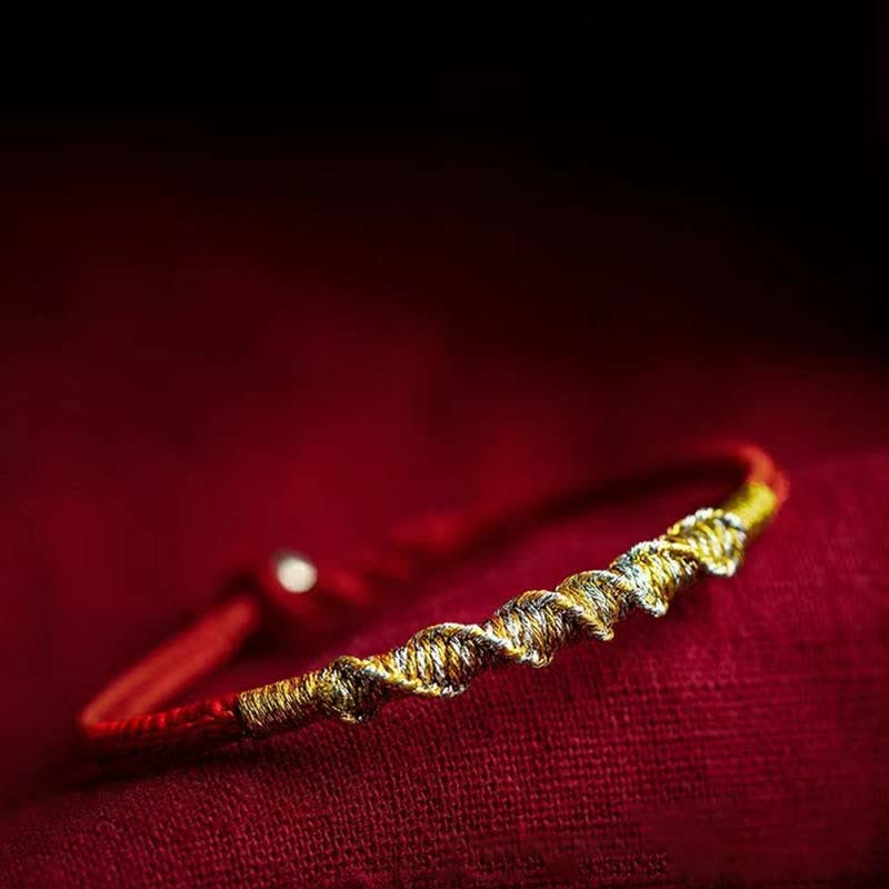Goldenes Armband 925 Silber mit Schutz und Glück auf rotem Stoff