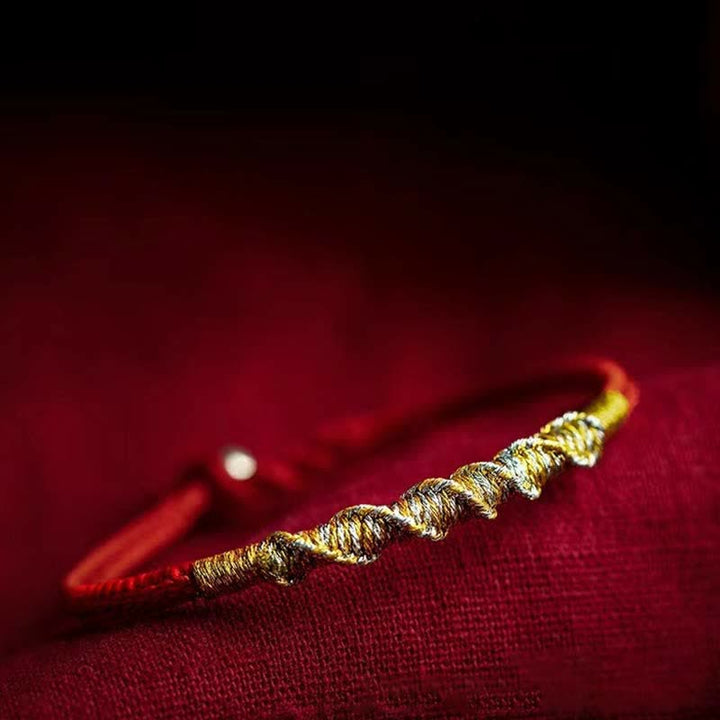Goldenes Armband 925 Silber mit Schutz und Glück auf rotem Stoff