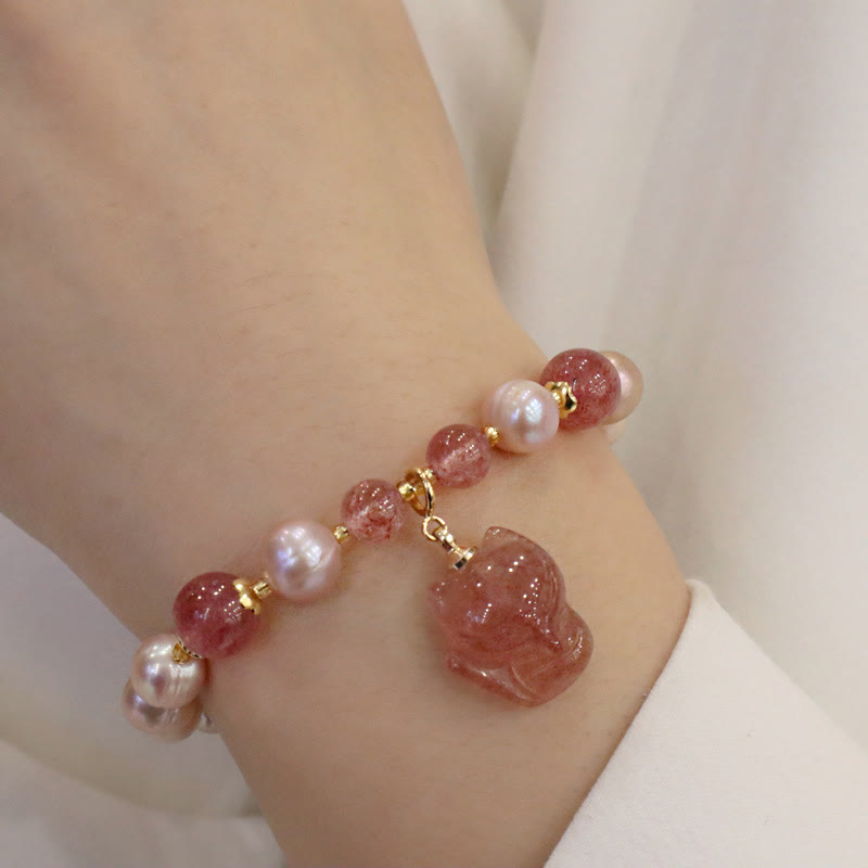 Armband Erdbeerquarz Perle Fuchs rosa Naturstein elastisch Handgelenk getragen