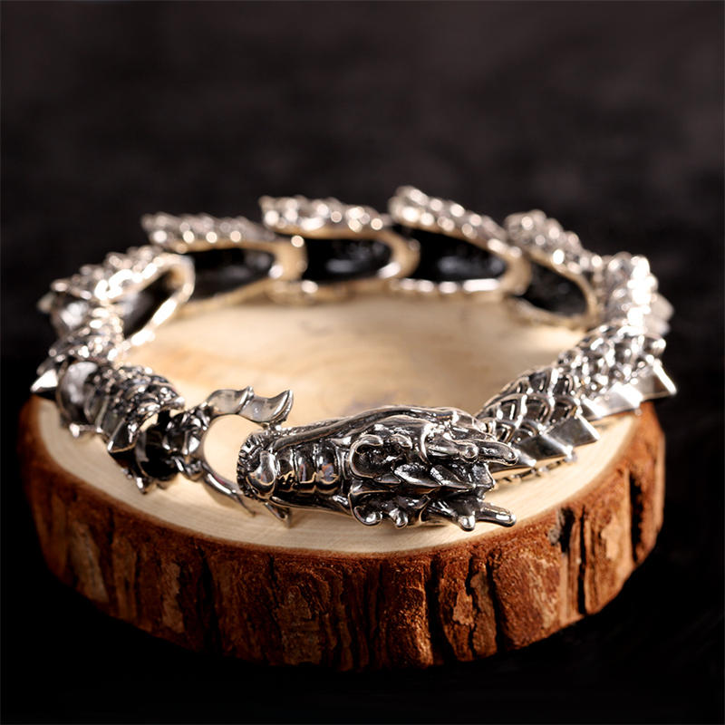 Silbernes Drachen-Armband 925er Silber auf Holzständer präsentiert.