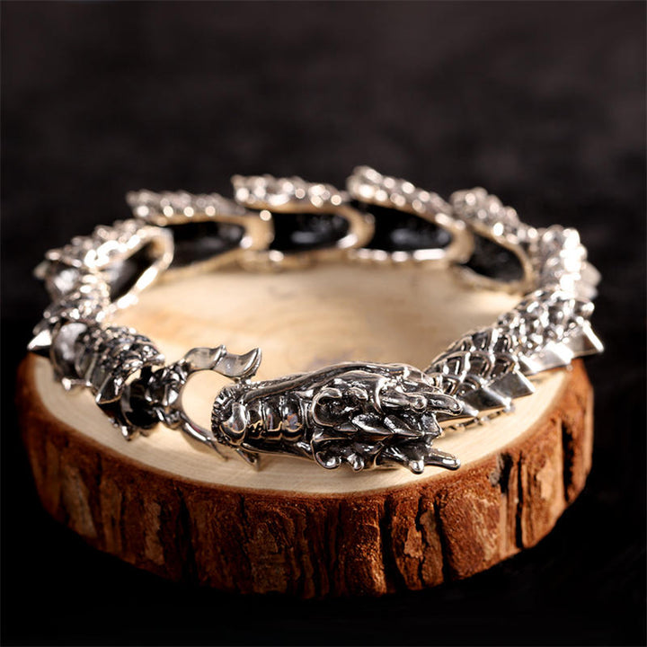 Silbernes Drachen-Armband 925er Silber auf Holzständer präsentiert.