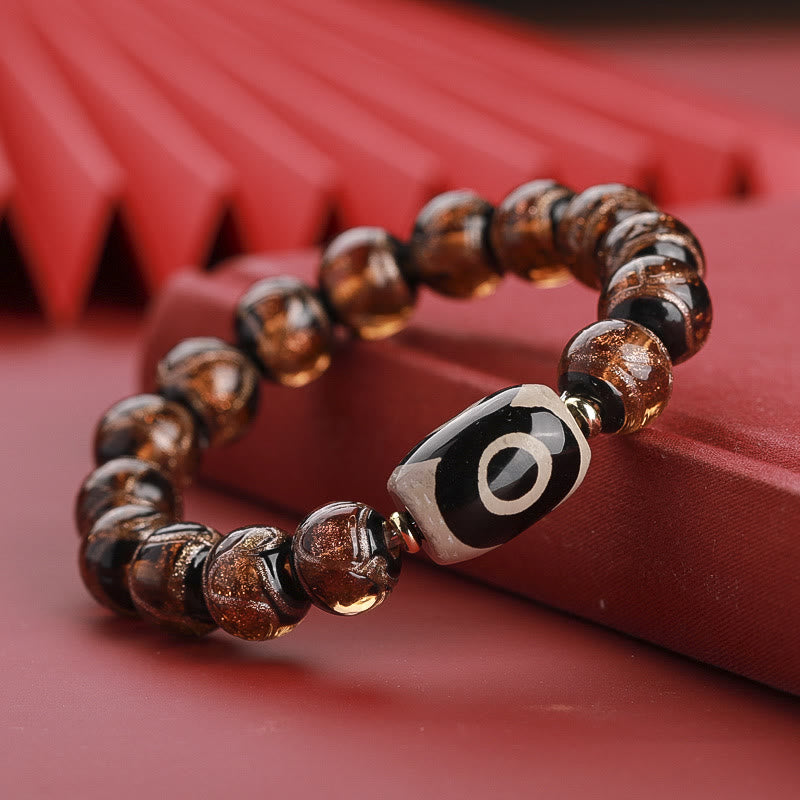 Armband – Wohlstand Balance mit braunen Perlen und Metallverzierung elegant.