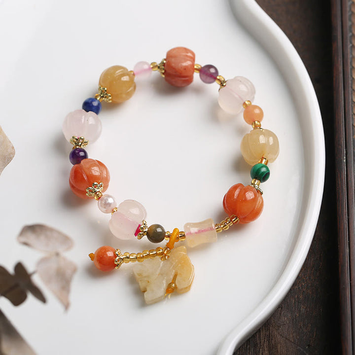 Buntes Kristall-Armband mit Jade und Natursteinen auf weißer Schale.
