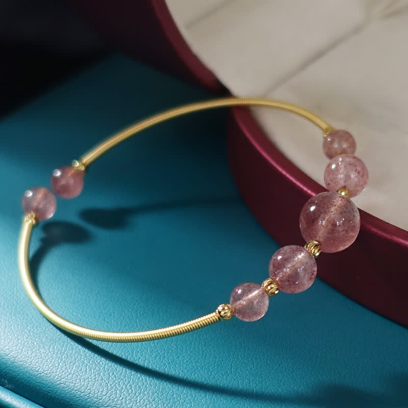 Armband Erdbeerquarz – Heilung & Liebe Energie am Handgelenk getragen golden