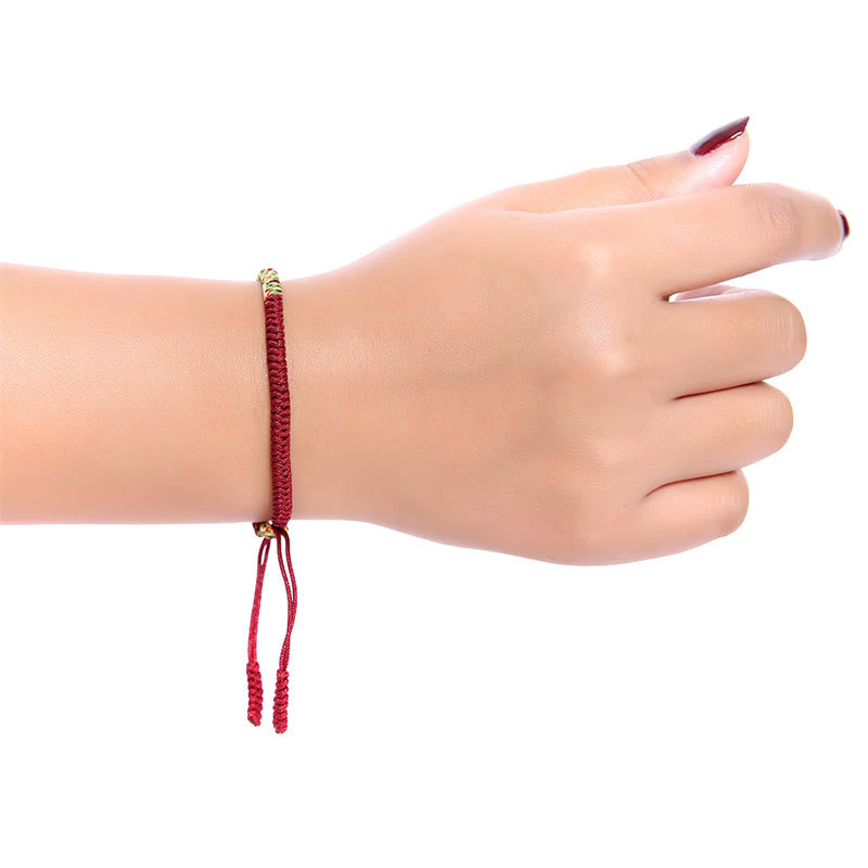 Rotes Armband – Glück & Stärke elastisch am Handgelenk getragen