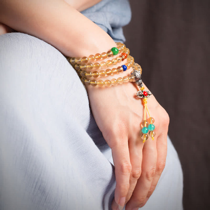 Citrin Mala Armband mit farbigen Perlen am Handgelenk getragen
