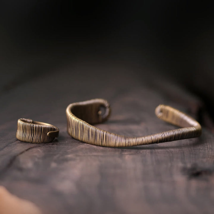 Kupfer Armband Set mit strukturiertem Design auf dunklem Holz Oberfläche