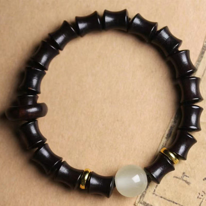 Sandelholz Armband mit weißem Mondstein Perle elegant getragen