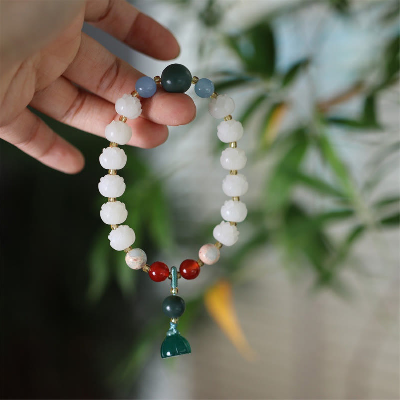 Bodhi Lotus Armband mit weißen Perlen und Natursteinen Handgelenk