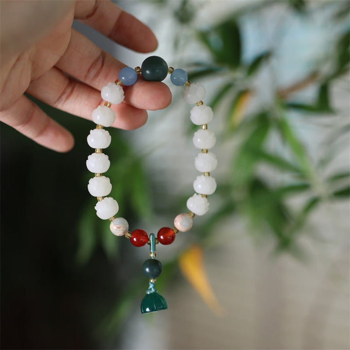 Bodhi Lotus Armband mit weißen Perlen und Natursteinen Handgelenk